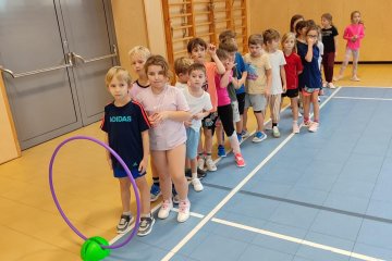 Deváťáci učili prvňáčky tělocvik
